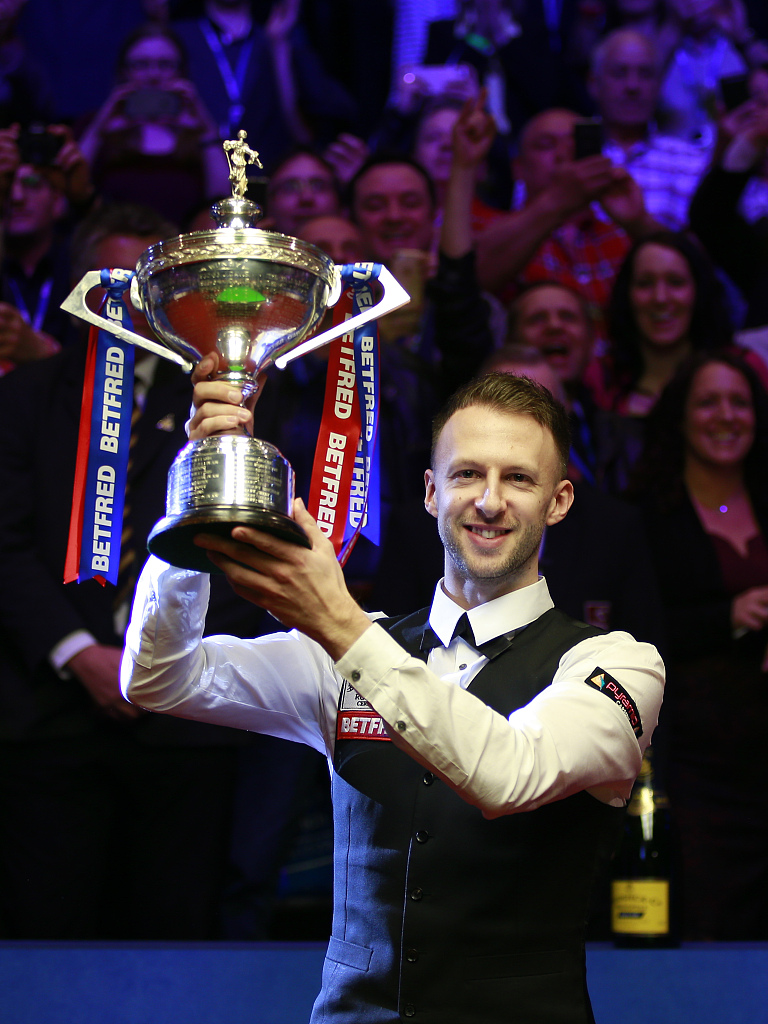 场上从容不 场上从容不